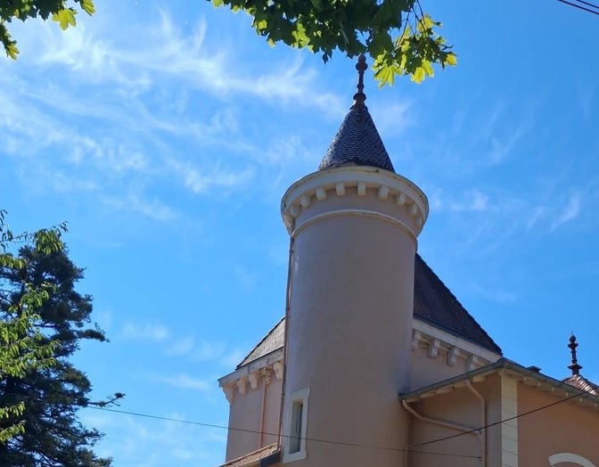 Après : façade du château avec sa tour