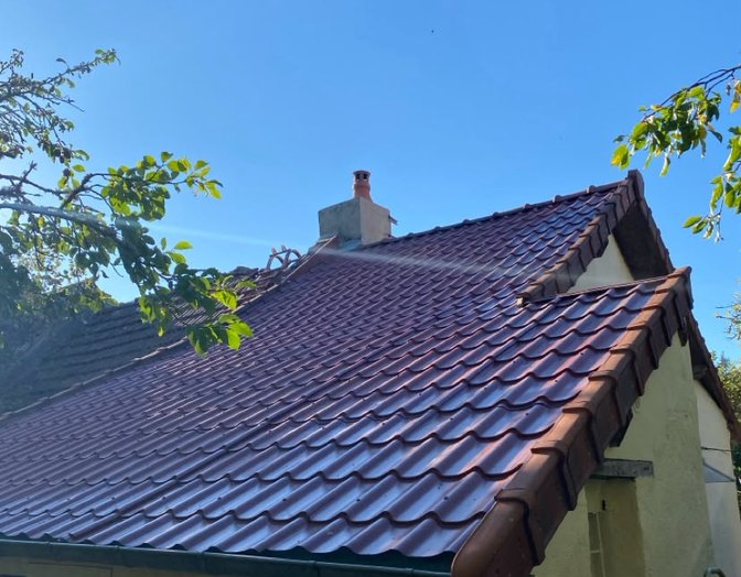 Après : toiture en tuiles sombres