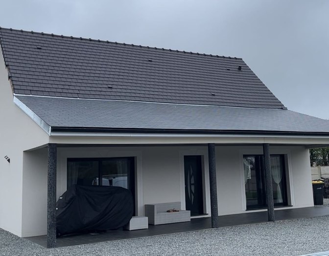 Après : maison moderne à toiture de tuiles grises