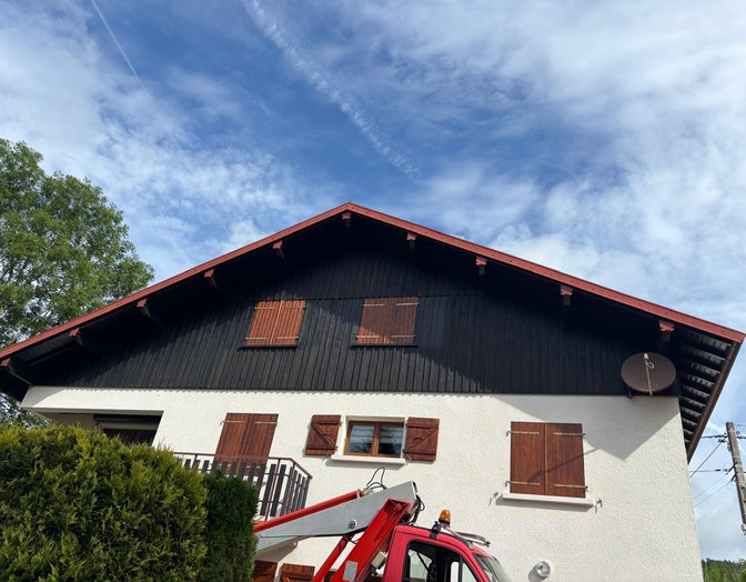 Après : boiseries et rives de toit d'un chalet