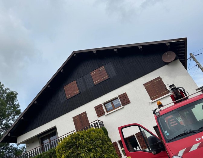 Avant : boiseries et rives de toit d'un chalet