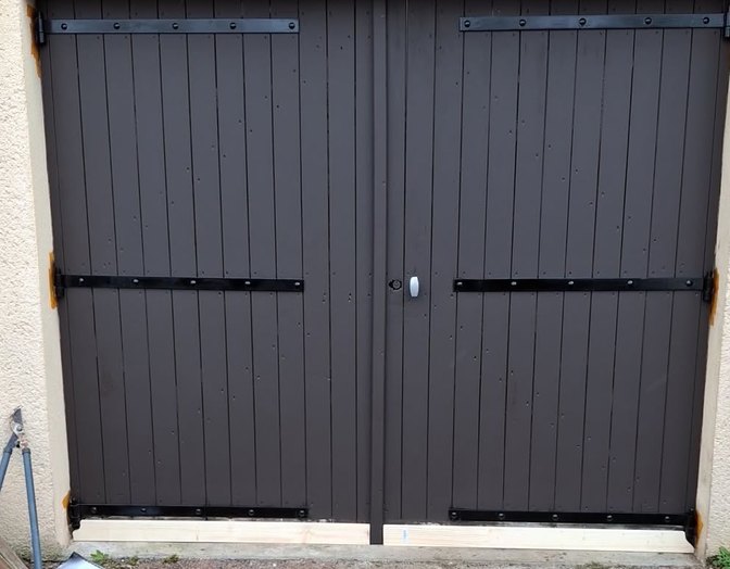Après : porte en bois à deux vantaux