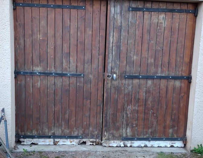 Avant : porte en bois à deux vantaux