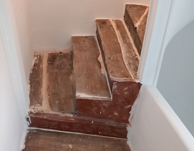 Avant : escalier en bois
